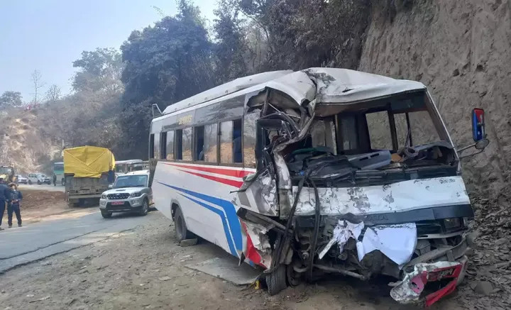 धादिङमा बस र ट्रक ठोक्किँदा २० जनाभन्दा बढी घाइते, तीनजनाको अवस्था गम्भीर