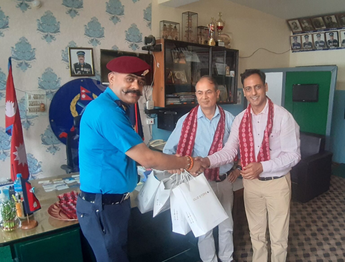 हिमालयन बैंकद्धारा संस्थागत सामाजिक उत्तरदायित्व अन्तर्गत प्रहरीलाई क्यामरा हस्तान्तरण