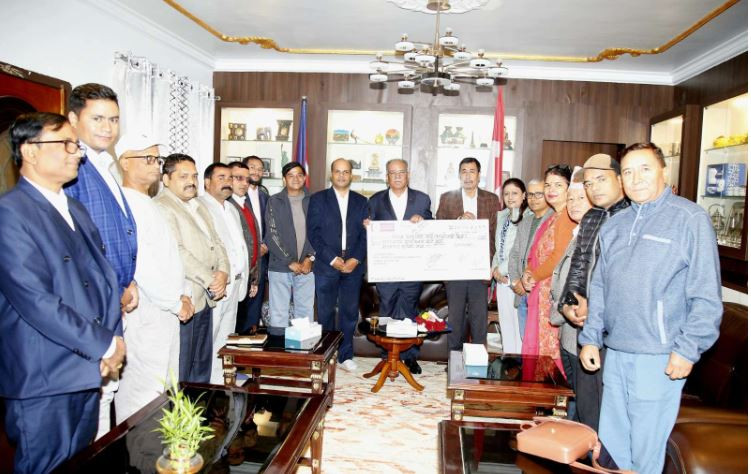  बाढीपहिरो पीडितका लागि कर्मचारी महासंघद्वारा पौने आठ लाख सहयोग