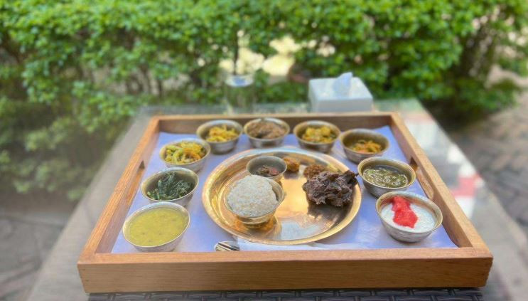 पर्यटकीय क्षेत्र ठमेलस्थित ठमेल इको रिसोर्ट परिसरमा ‘द गोल्डेन थाली’को स्वाद