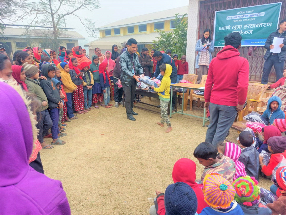 सानिमा बैंकद्वारा पर्सागढीस्थित विद्यालयमा न्यानो लुगा  हस्तान्तरण
