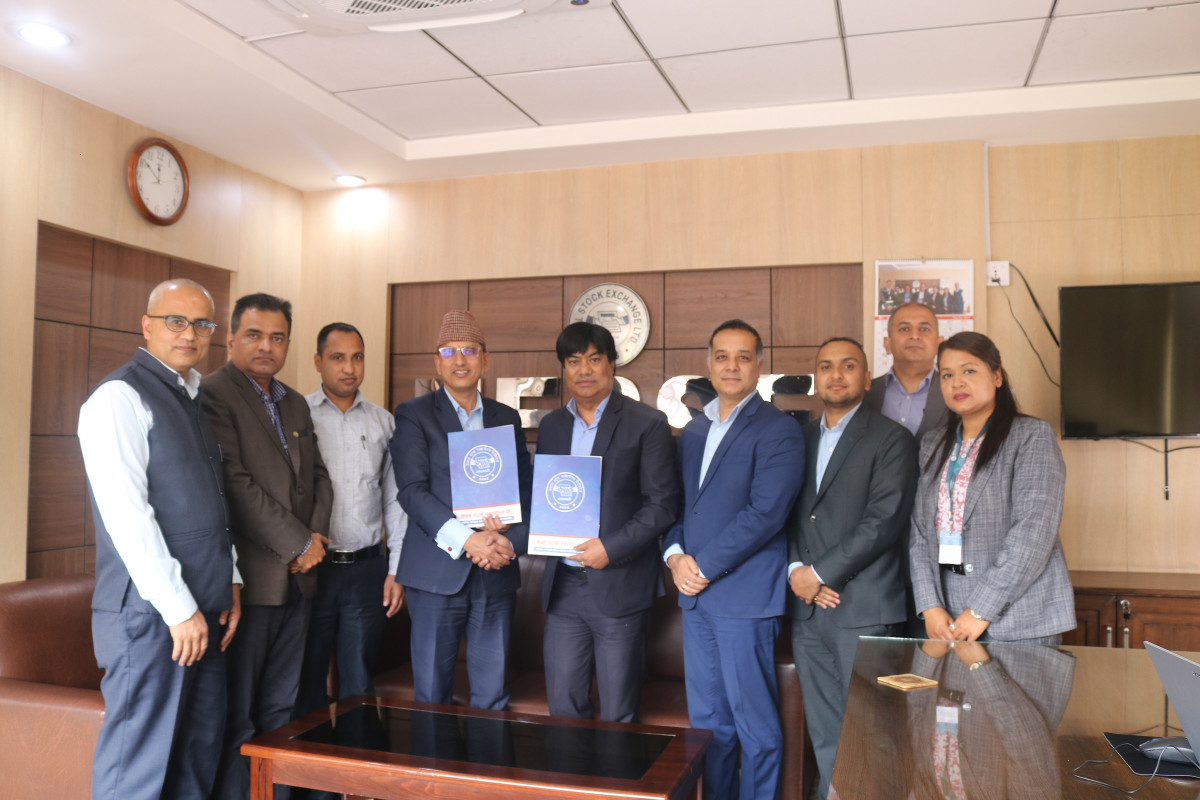 क्रेस्ट माइक्रो लाइफ इन्स्योरेन्स लिमिटेड CREST को साधारण शेयर सूचीकरण