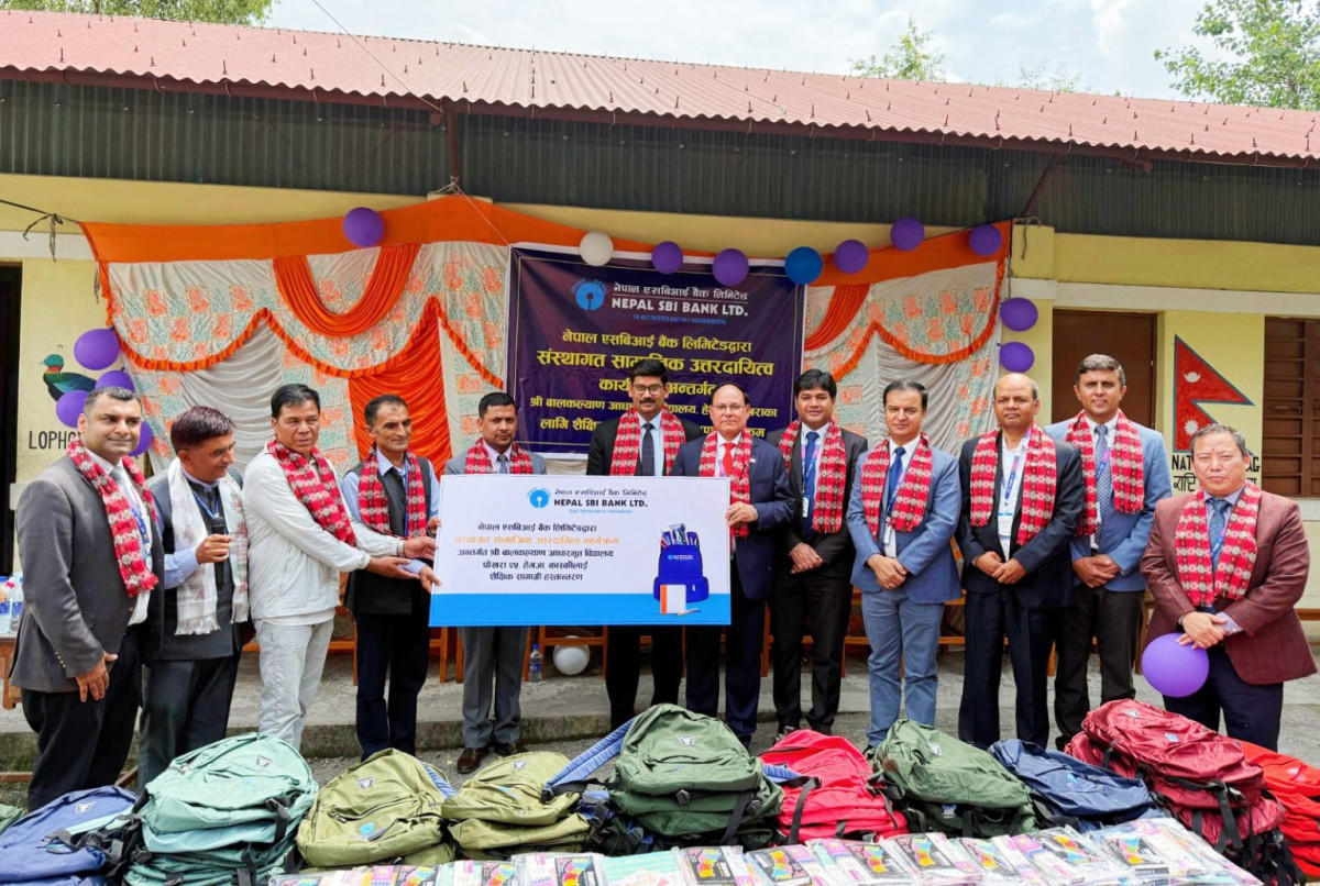 नेपाल एसबिआई बैंकद्वारा बालकल्याण आधारभूत विद्यालयलाई शैक्षिक सामग्री प्रदान