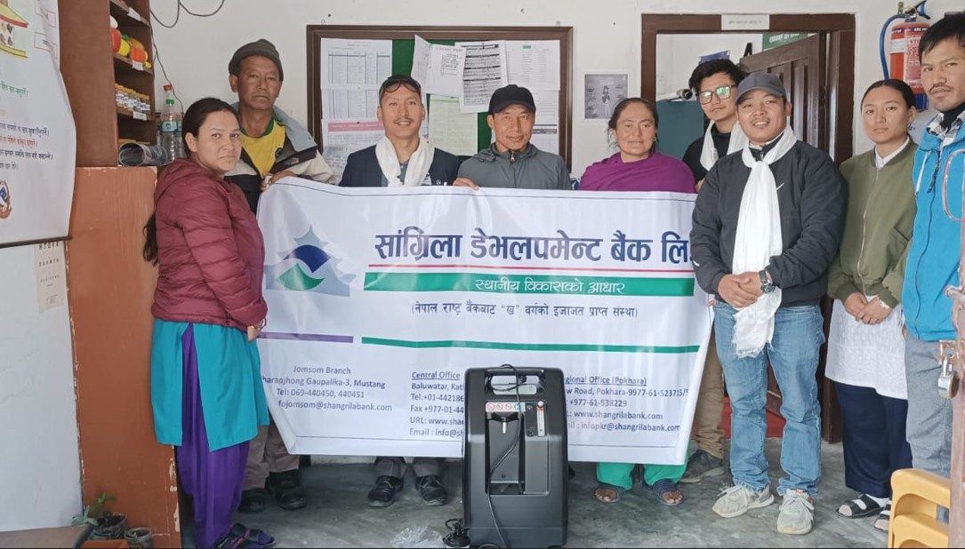 सांग्रिला डेभलपमेन्ट बैंकद्वारा मुस्ताङको स्वास्थ्य केन्द्रलाई अक्सिजन कन्सेन्ट्रेटर हस्तान्तरण