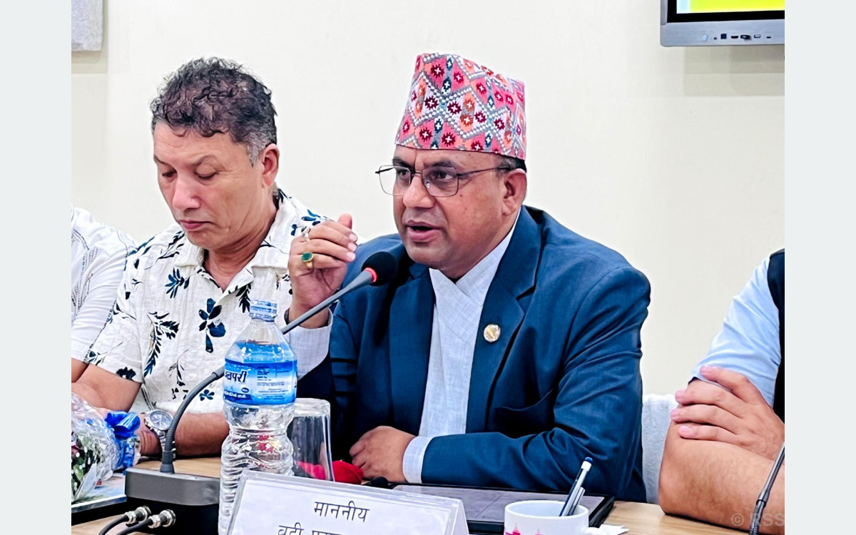निजी क्षेत्रलाई रातो कार्पेट बिछ्याएर लगानी गर्ने वातावरण बनाउनुपर्छ : मन्त्री पाण्डे