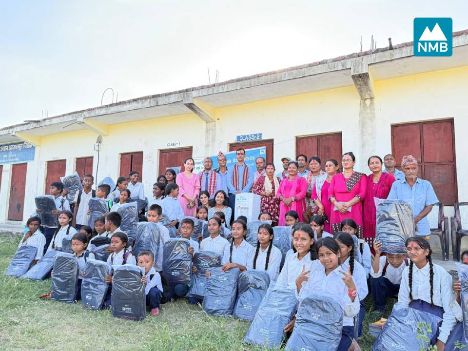 एनएमबि बैंकद्वारा सर्लाहीका श्री अमर जैन विद्यालयलाई शैक्षिक सामग्री हस्तान्तरण