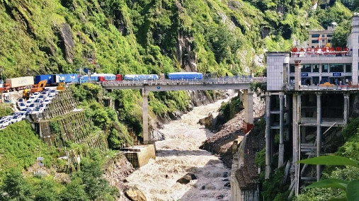 दशैंको बेला चिनियाँ नाकामा कन्टेनर रोकिंदा मारमा नेपाली व्यवसायी 