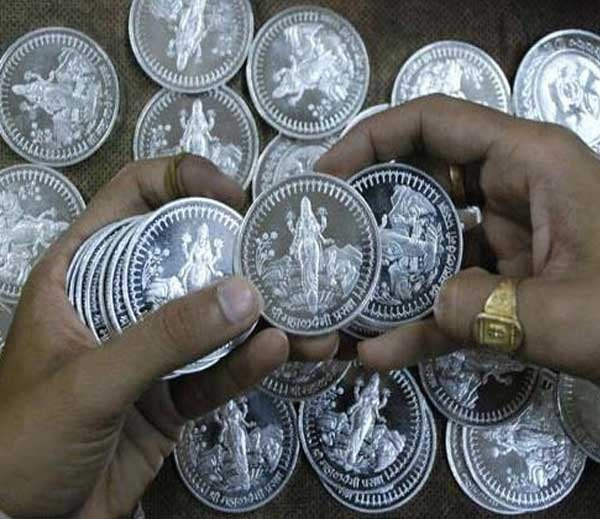 नेपाल राष्ट्र बैंकद्वारा चाँदीका सिक्का बिक्री सुरु, एक जनाले एउटा मात्र किन्न पाउने
