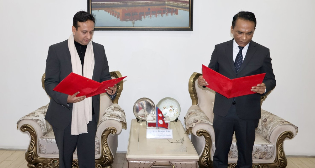 नबिल बैंकका अध्यक्ष निर्वाण कुमार चौधरीद्वारा गर्भनर पौडेलबाट शपथ ग्रहण