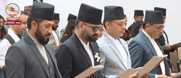 नवनिर्वाचित सांसदहरूले लिए शपथ, सिलाम र साक्मा देखिए बालेन 