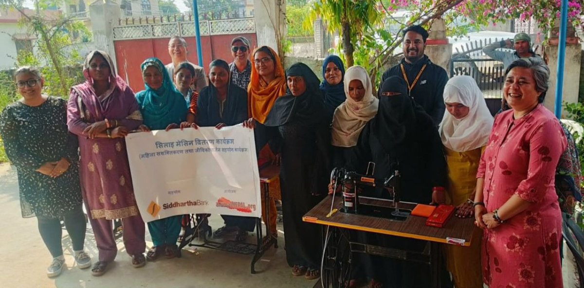 सिद्धार्थ बैंकद्वारा कासगर समुदायका महिलालाई सिलाई-कटाई मेसिन वितरण