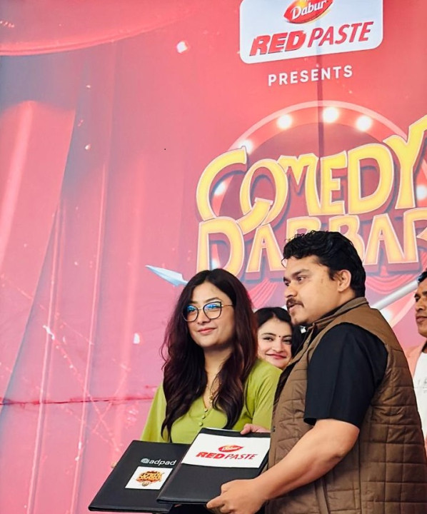 Comedy Durbar Season ३ को शीर्ष प्रायोजनमा डाबर रेड टुथपेस्ट
