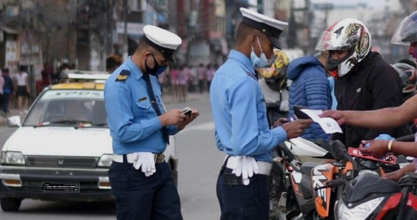 एकैदिन ४४५ सवारीचालक ट्राफिक कारबाहीमा, २२ लाख राजस्व संकलन