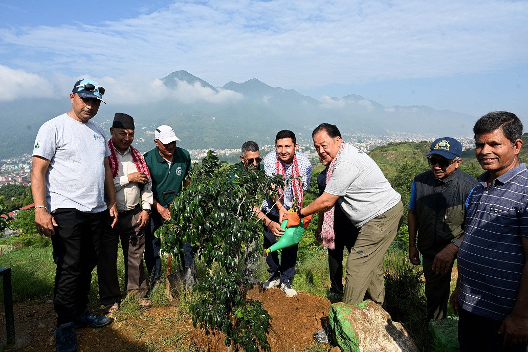 स्ट्यान्डर्ड चार्टर्ड बैंक नेपाल लिमिटेडले विश्व वातावरण दिवसको अवसरमा वृक्षारोपण कार्यक्रम आयोजना गर्याे