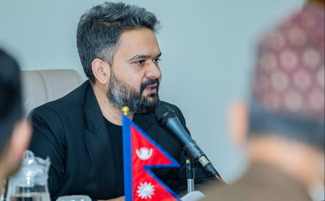 होटल व्यवसायीलाई प्रधानमन्त्रीको ढाडस : ‘चिन्ता नगर्नुस्, पर्यटन र निजी क्षेत्र उच्च प्राथमिकतामा छन्’