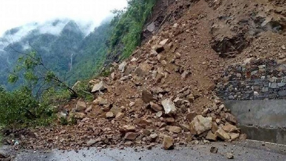 बाढी-पहिरोका कारण यी मुख्य राजमार्ग अवरुद्ध