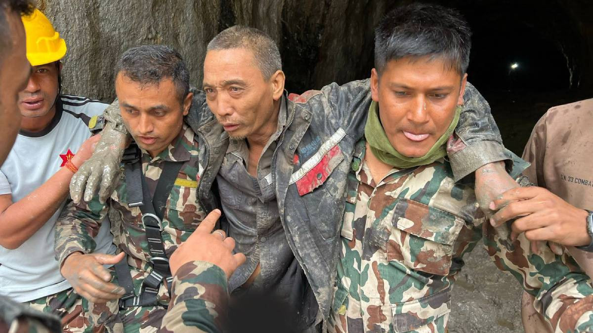 बाढीको ११ दिनपछि अपर त्रिशूली–१ को सुरुङबाट चिनियाँ नागरिकको जीवितै उद्धार