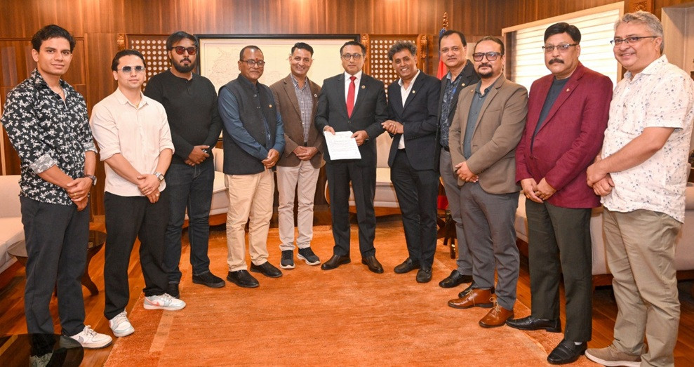 भोटेकोशी बाढीपीडितका लागि तयारी पोशाक उद्योग संघद्वारा साढे ३३ लाख सहयोग हस्तान्तरण