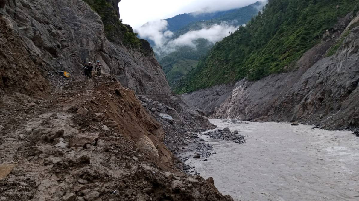 पहिरोले हुङ्गा खोला थुनियो, दुधकोशी तटीय क्षेत्रमा सावधानी अपनाउन आग्रह