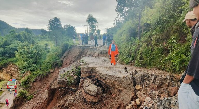 त्रिभुवन राजपथको अघोर बजारमा सडक भासियो, एकतर्फी आवागमन