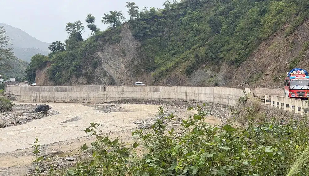 लगातारकाे वर्षापछि बीपी राजमार्गसहित काभ्रेका विभिन्न सडक अवरुद्ध
