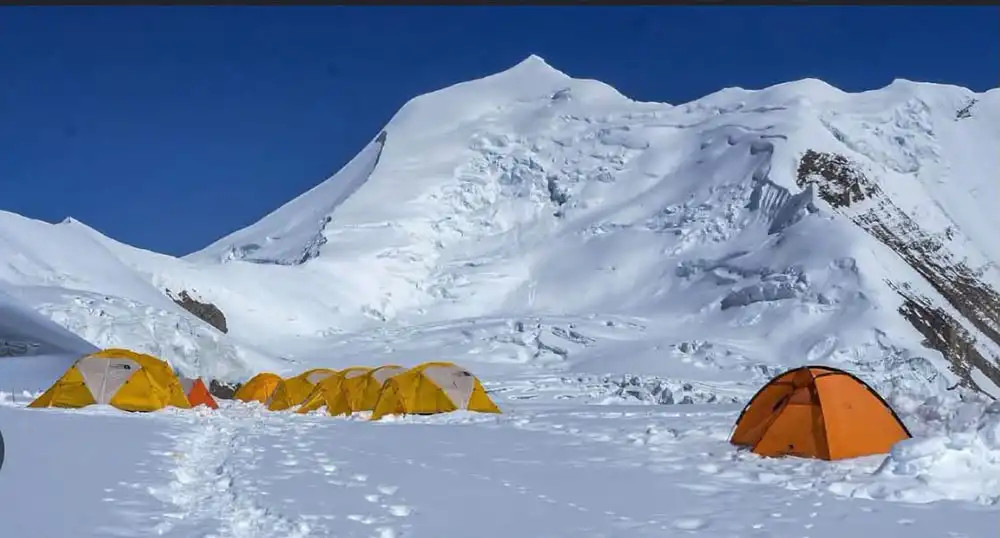 हिम्लुङ हिमाल आधार शिविरमा हिमपहिरो
