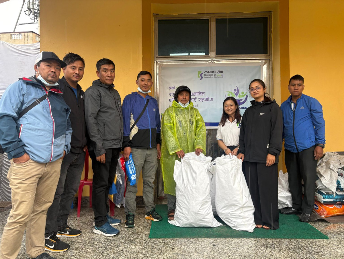 कामना सेवा विकास बैंकका महिला कर्मचारीद्वारा बाढी प्रभावितलाई सरसफाई सामाग्री सहयोग