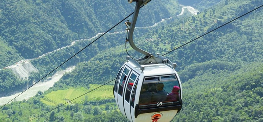 केबलकारको गेटभित्रै सडक भासिएपछि मनकामना सेवा बन्द