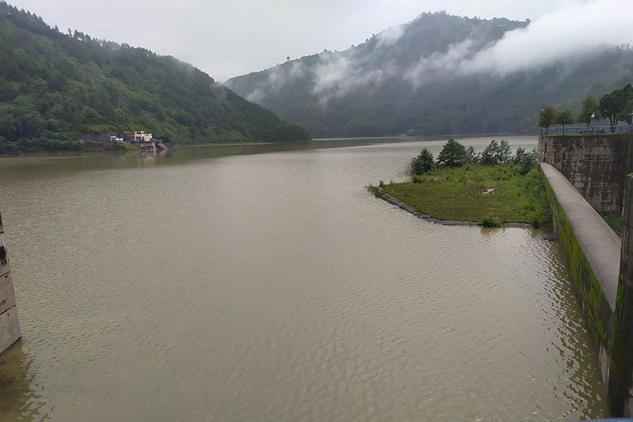 इन्द्रसरोवरमा पानीको सतह बढेपछि हेटौंडा–काठमाडौं छोटो मार्गमा सवारी रोक