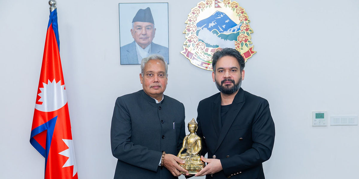 प्रधानमन्त्री शाहसँग भारतीय राजदूत श्रीवास्तवले गरे बिदाइ भेट