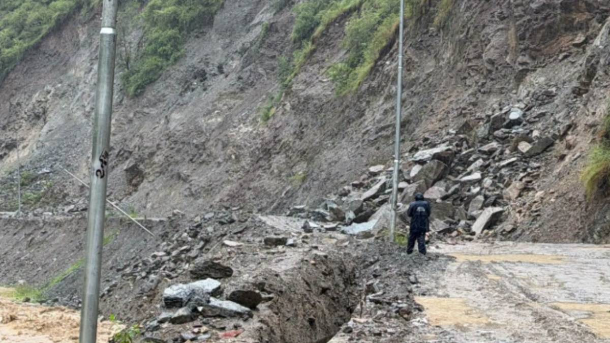 अविरल वर्षाले देशभरका दर्जनौँ सडकखण्ड अवरुद्ध