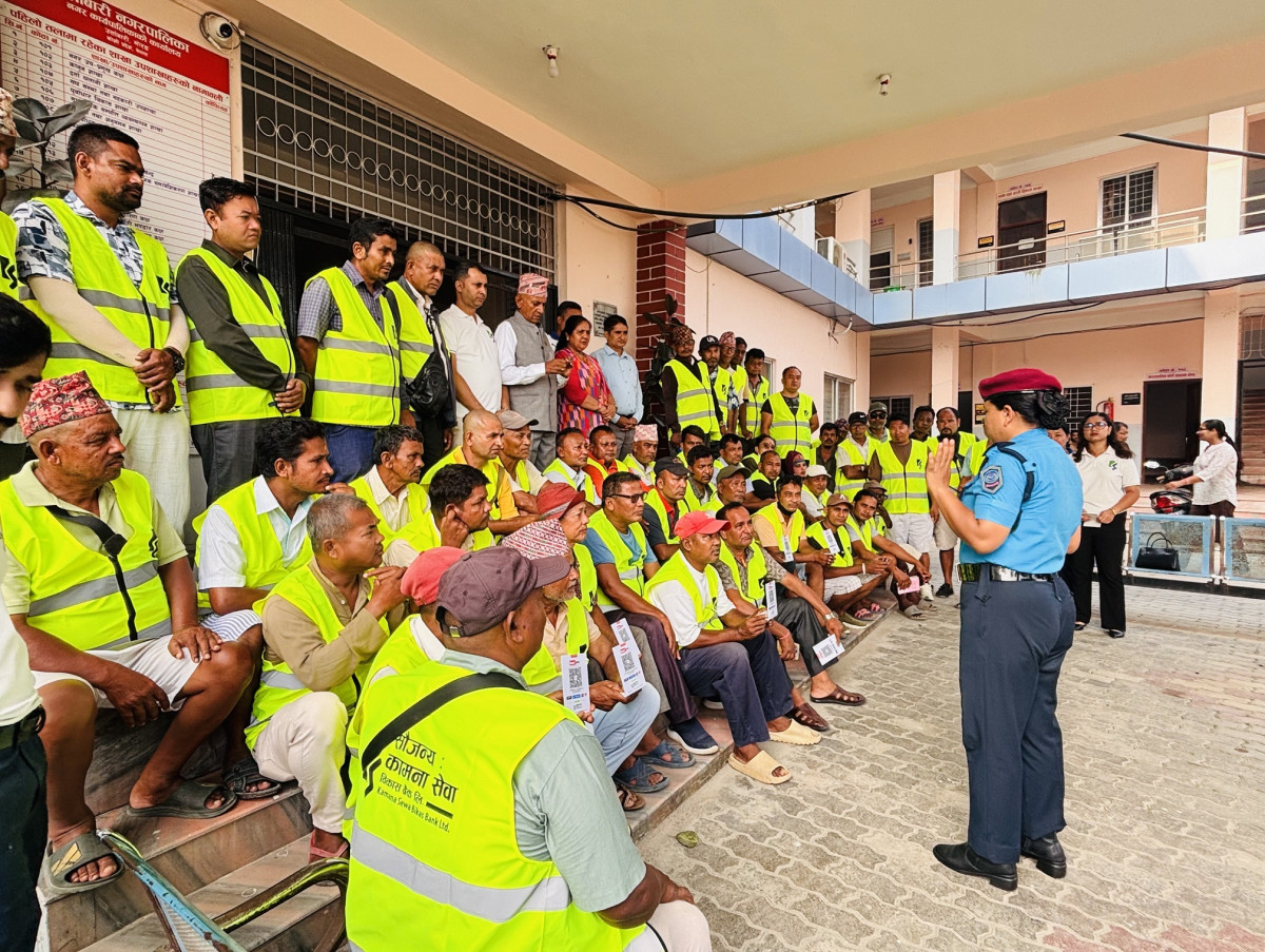 कामना सेवा विकास बैंकद्वारा सिटी सफारी ड्राइभरलाई भिजिबिलिटी ज्याकेट हस्तान्तरण