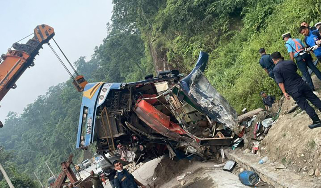 नवलपरासीको दाउन्नेमा बस दुर्घटना, ६ जनाको मृत्यु, १० जना घाइते