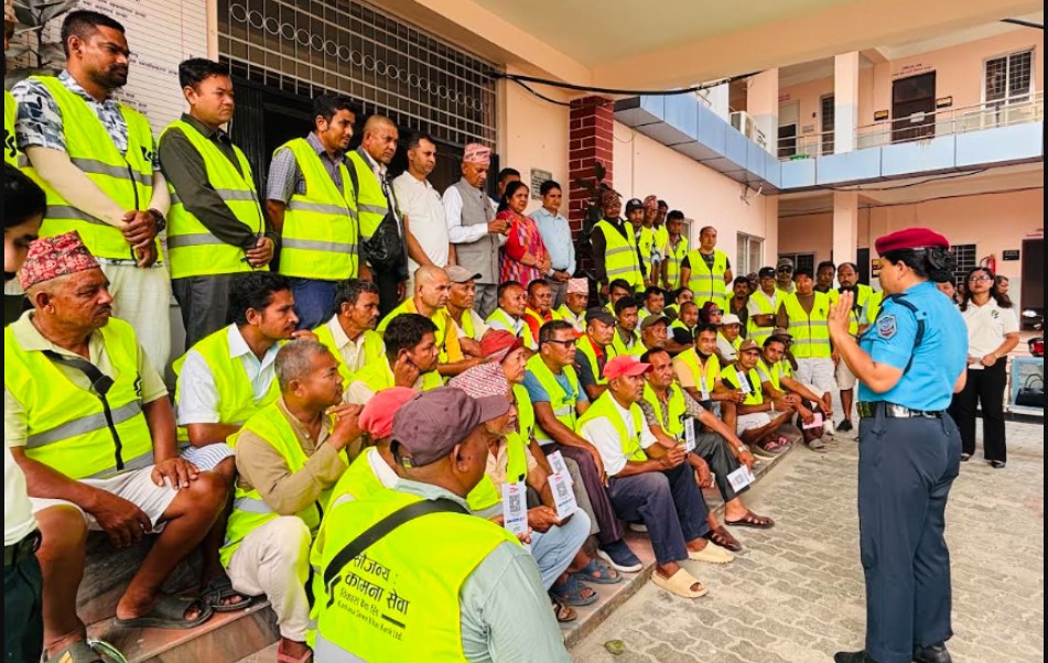 कामना सेवा विकास बैंकद्वारा सिटी सफारी ड्राइभरलाई भिजिबिलिटी ज्याकेट हस्तान्तरण