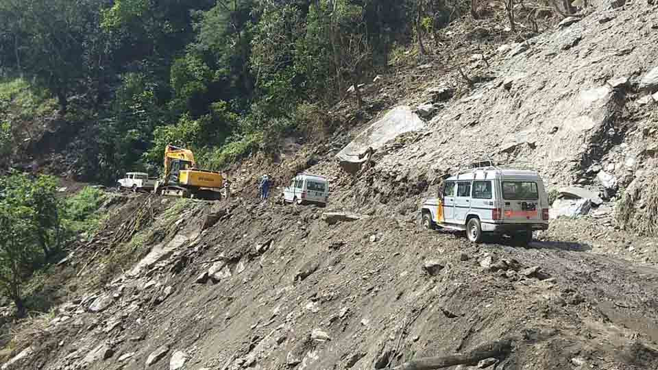 ६ दिनदेखि अवरुद्ध बेँसीसहर–चामे सडक सञ्चालनमा
