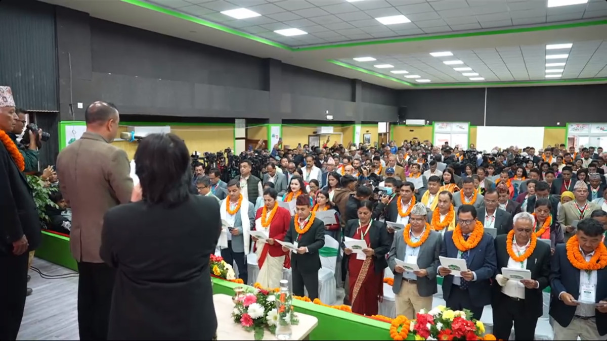 कांग्रेसको १५ औं महाधिवेशनबाट निर्वाचित पदाधिकारी तथा केन्द्रिय सदस्यले लिए शपथ